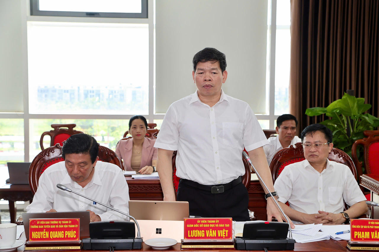 Ông&nbsp;Lương Văn Việt, Giám đốc Sở Giáo dục và Đào tạo Hải Phòng báo cáo tại buổi làm việc.