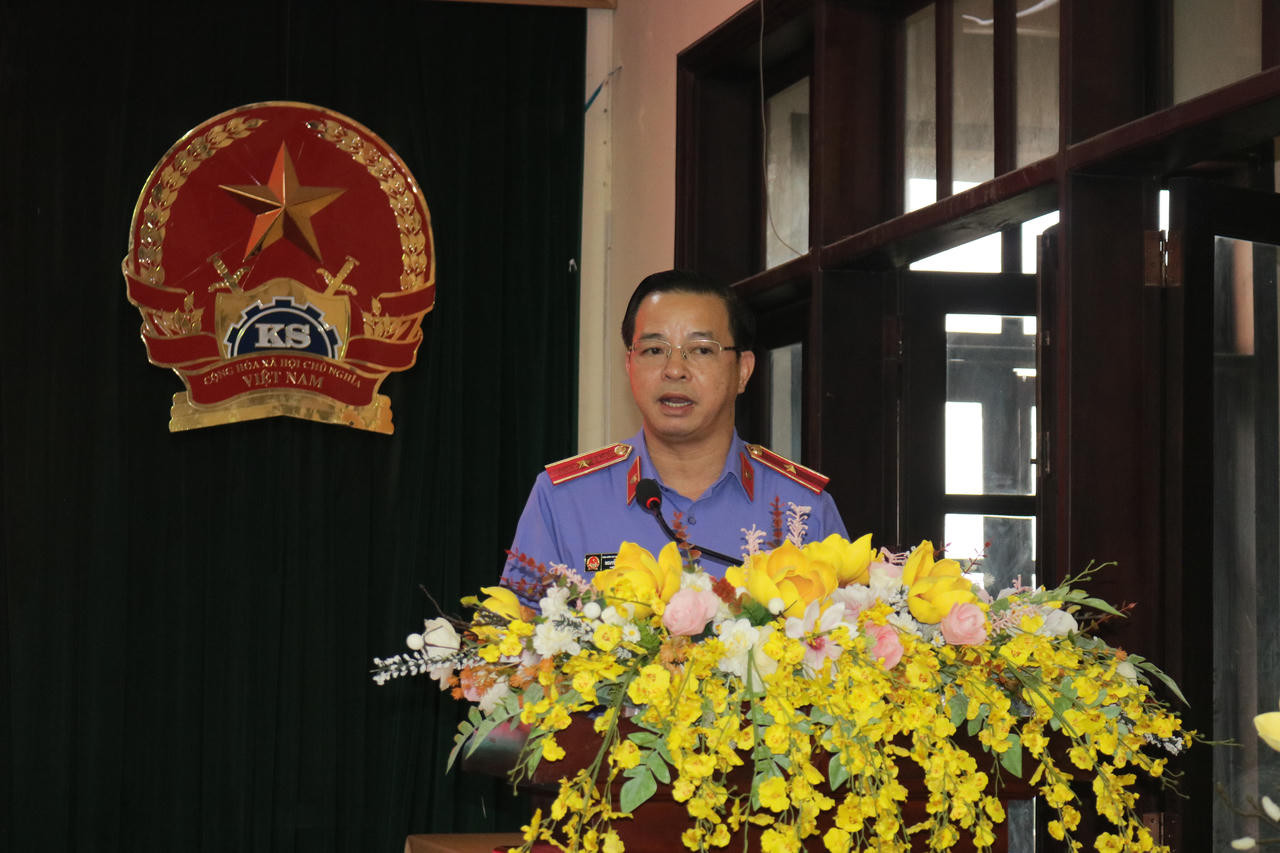 Ông Nguyễn Quốc Hân, Viện trưởng VKSND TP Đồng Nai, Cụm Phó Cụm thi đua số 5 phát biểu tại Hội nghị.