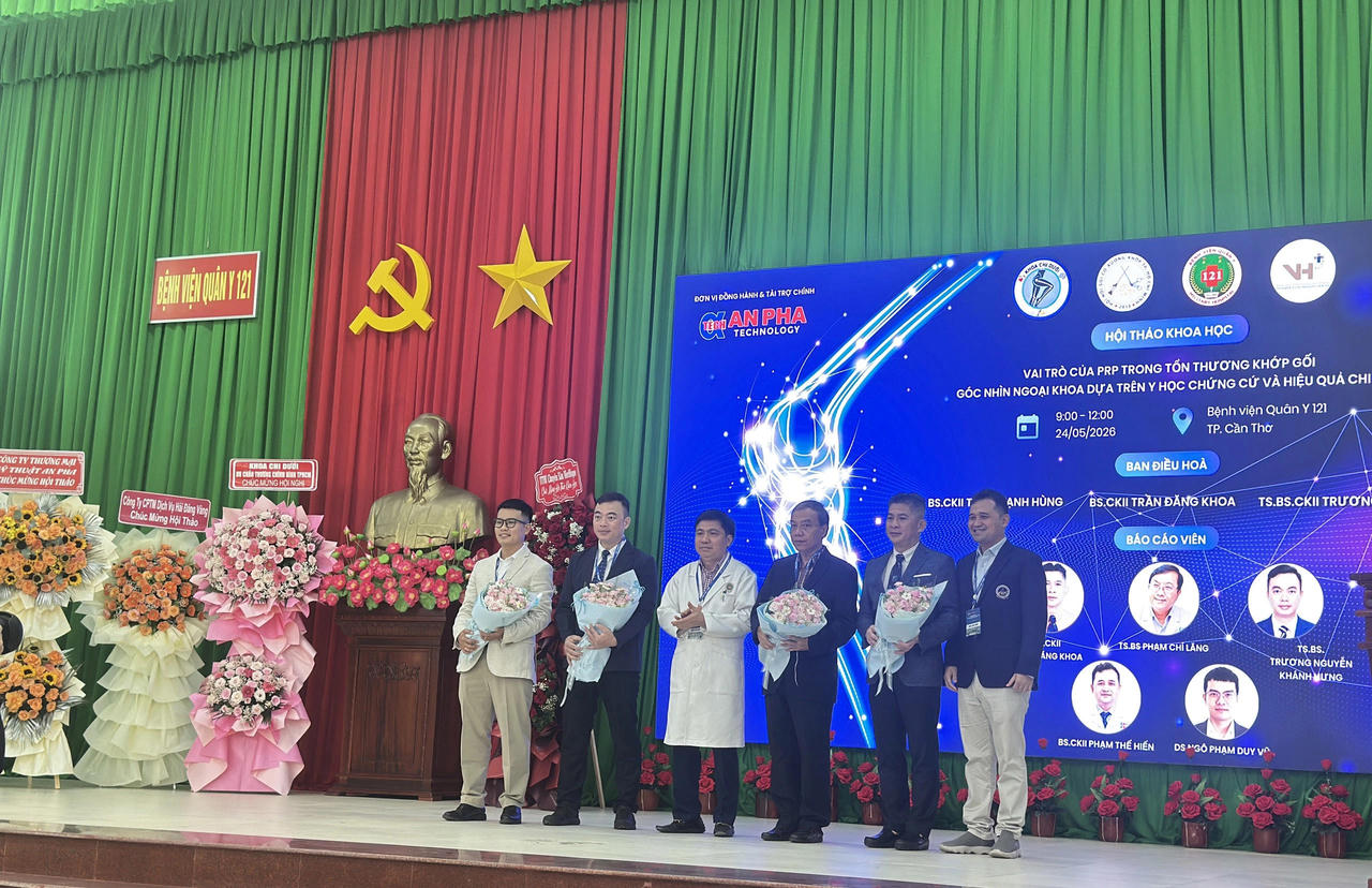 BS.CK2 Trần Mạnh Hùng, Giám đốc Bệnh viện Quân y 121 trao hoa cho các diễn giả tại hội thảo khoa học chuyên đề ngày 24/5.&nbsp;