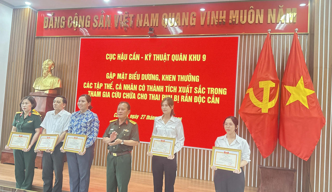 Đại tá Võ Văn Phương - Bí thư Đảng ủy, Chính ủy Cục Hậu cần - Kỹ thuật Quân khu 9 trao giấy khen cho các cá nhân.