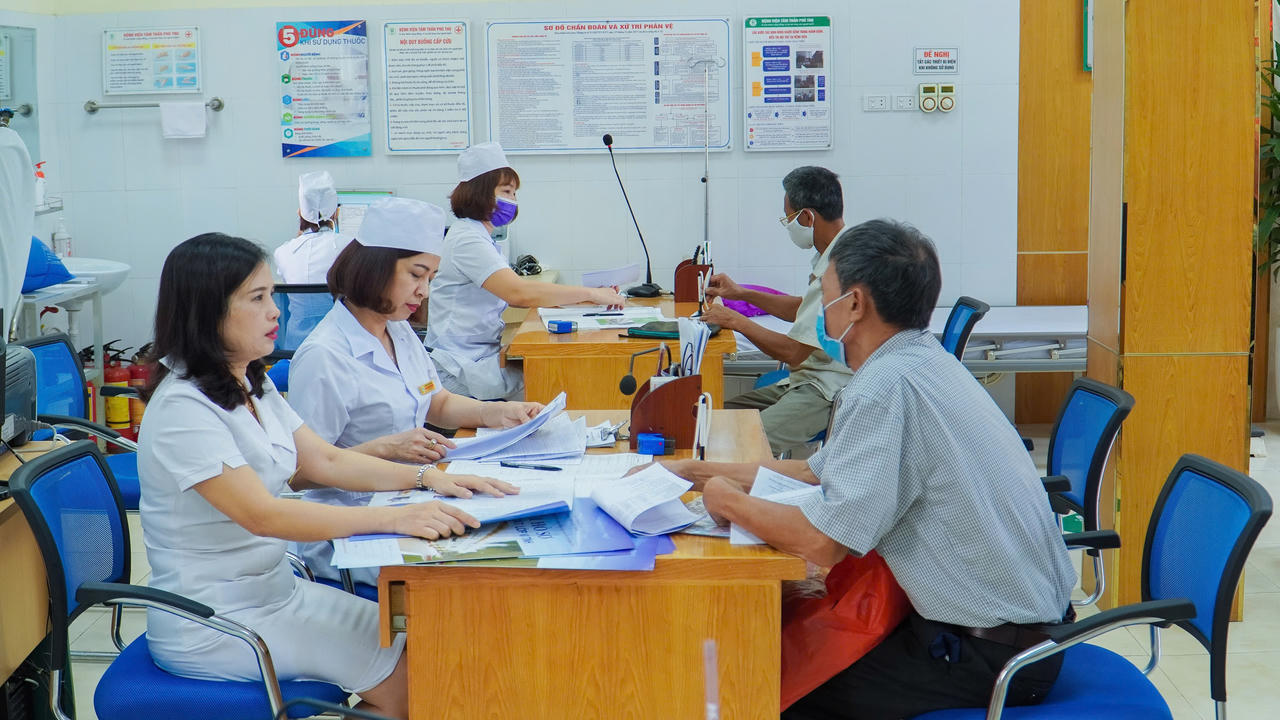 Các bác sĩ tư vấn tận tình cho người bệnh.
