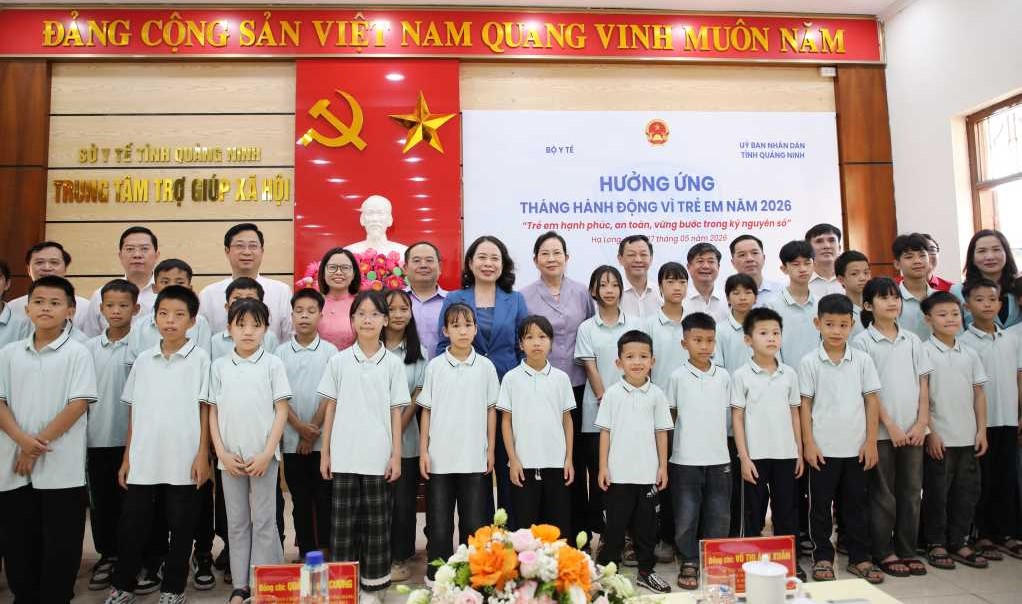 Phó Chủ tịch nước Võ Thị Ánh Xuân thăm và tặng quà tại tỉnh Quảng Ninh