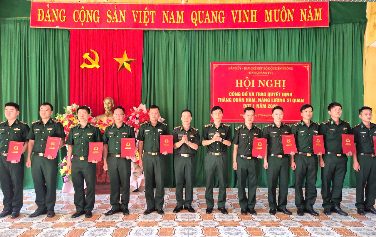 Đại tá Đặng Văn Hoàng, Phó Chỉ huy trưởng và đại tá Ngô Văn Dũng, Phó Chính ủy trao quyết định thăng quân hàm cho sĩ quan cấp thiếu tá.
