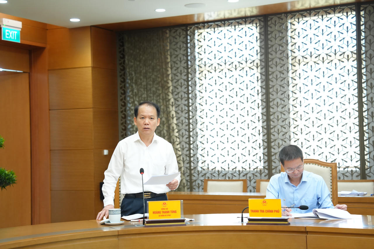 Bộ trưởng Bộ Tư pháp Hoàng Thanh Tùng báo cáo tại cuộc họp.