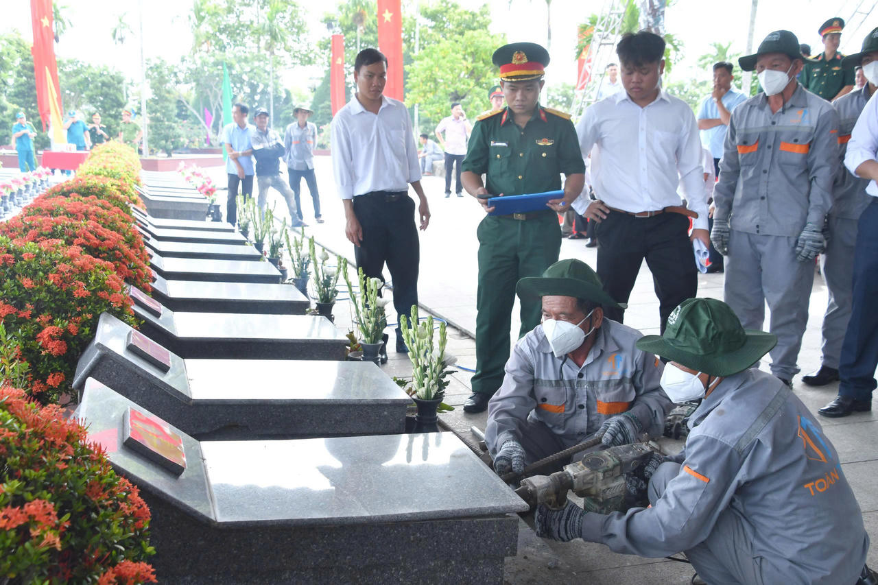 Cơ quan chức năng thực hiện lấy mẫu sinh phẩm hài cốt liệt sĩ từ các phần mộ chưa xác định được danh tính để giám định ADN