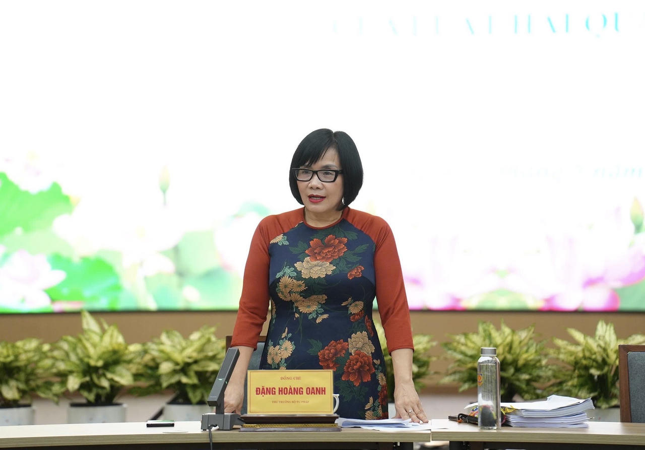 Thứ trưởng Bộ Tư pháp Đặng Hoàng Oanh phát biểu.