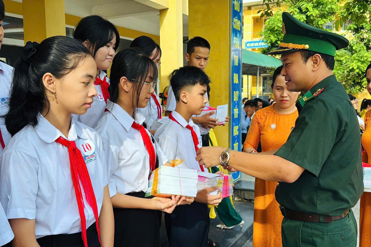 Đồn Biên phòng cửa khẩu cảng Chân Mây trao quà cho các em học sinh trường THCS Lộc Tiến, xã Chân Mây - Lăng Cô&nbsp;