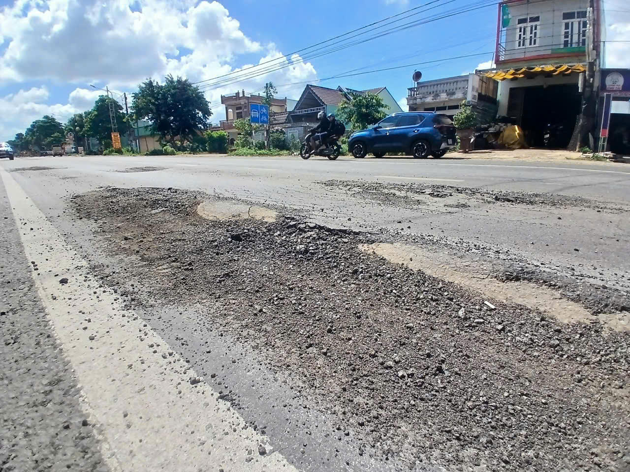 Mặt đường hư hỏng nghiêm trọng.