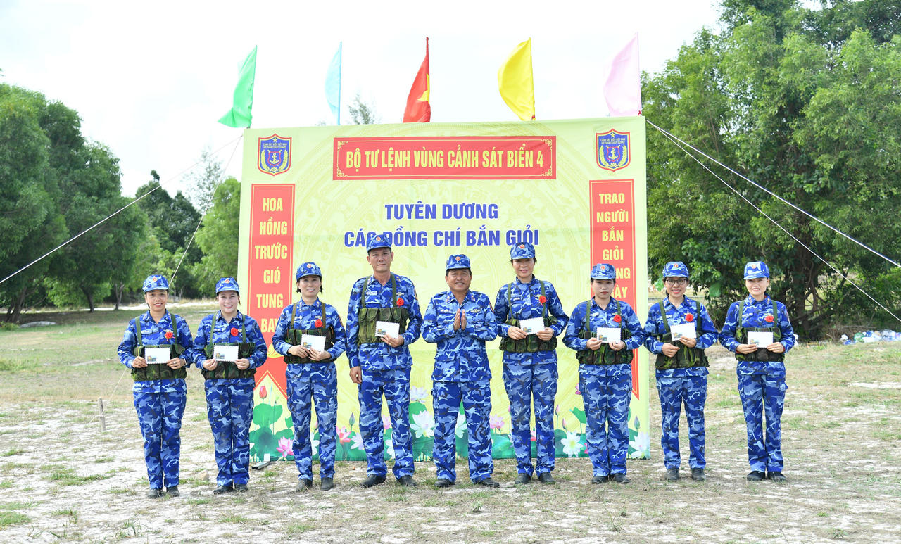 Đại tá Trần Nguyên Lai - Phó Tư lệnh, Tham mưu trưởng Bộ Tư lệnh Vùng Cảnh sát biển 4 trao “Hoa bắn giỏi” cho các đồng chí đạt kết quả cao
