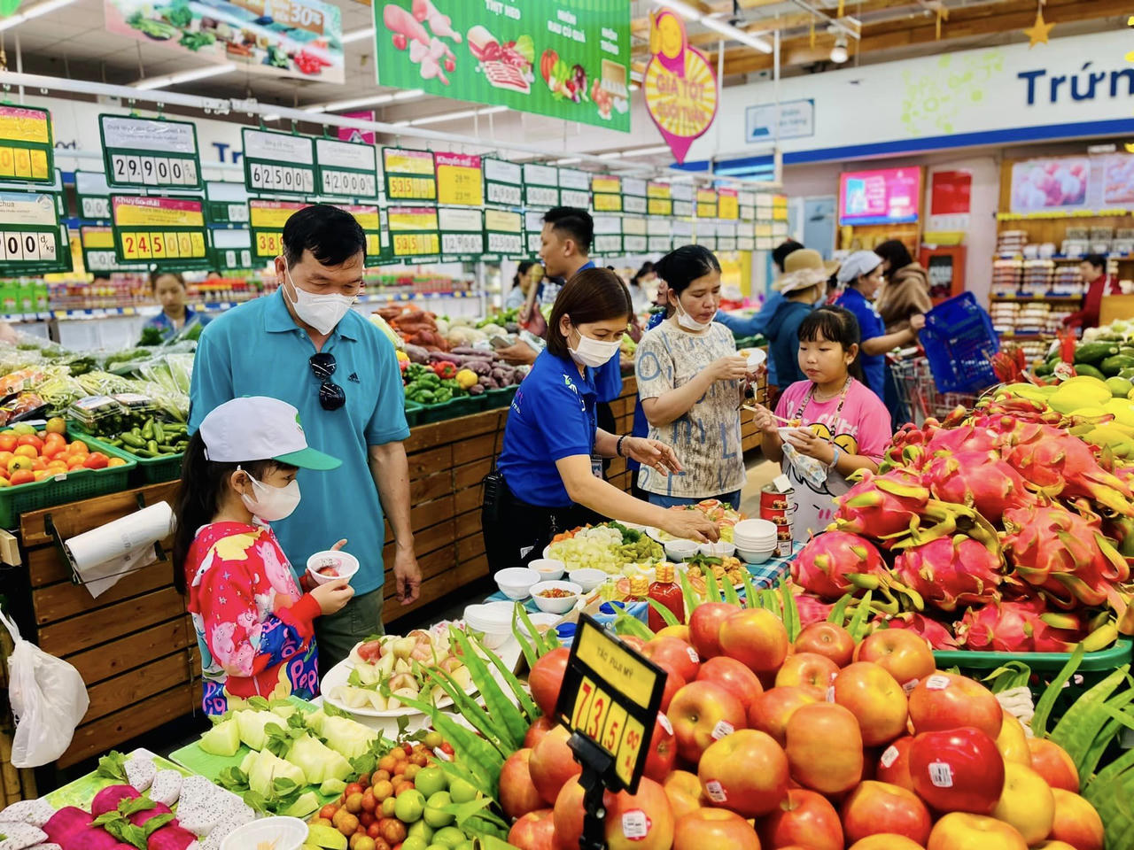 Người dân mua sản phẩm với giá cả hợp lý, hàng hóa đảm bảo chất lượng, nguồn gốc xuất xứ minh bạch