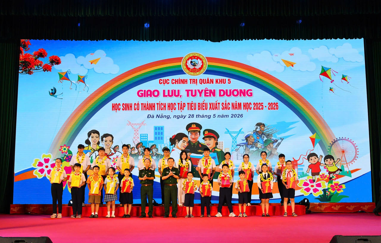 Tuyên dương học sinh tiêu biểu có thành tích học tập xuất sắc năm học 2025 - 2026.