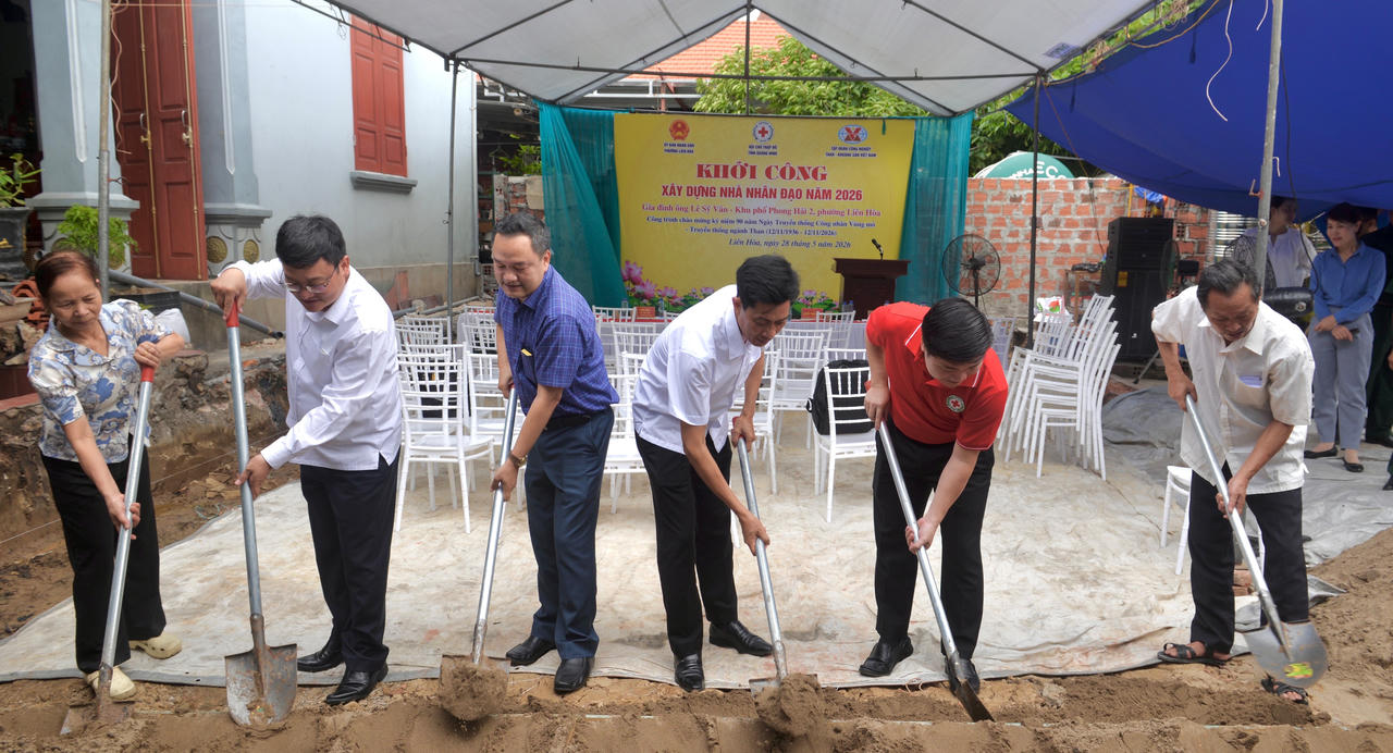 Nghi thức khởi công xây dựng nhà mới cho ông Lê Sỹ Vân.