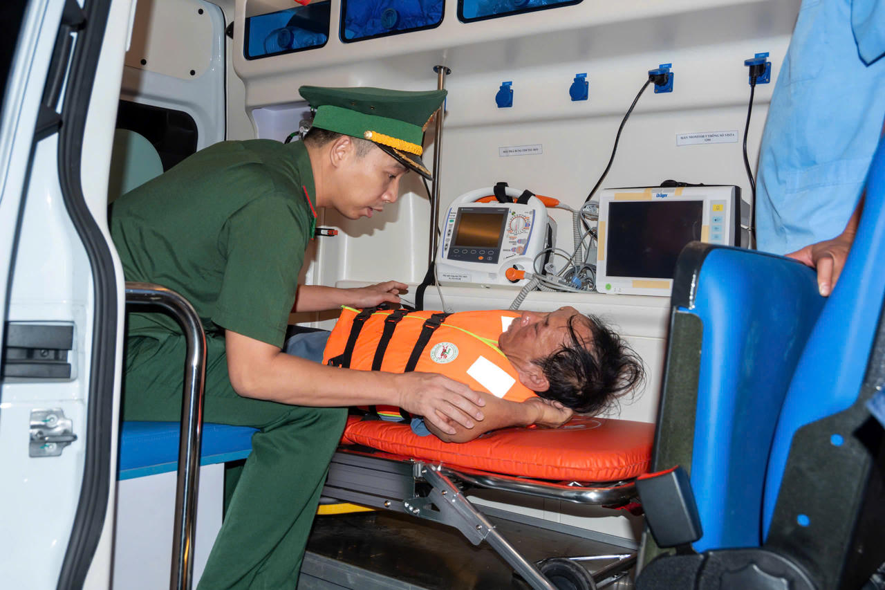 6 thuyền viên tàu cá gặp nạn trên biển Bạch Long Vĩ được đưa vào đất liền điều trị