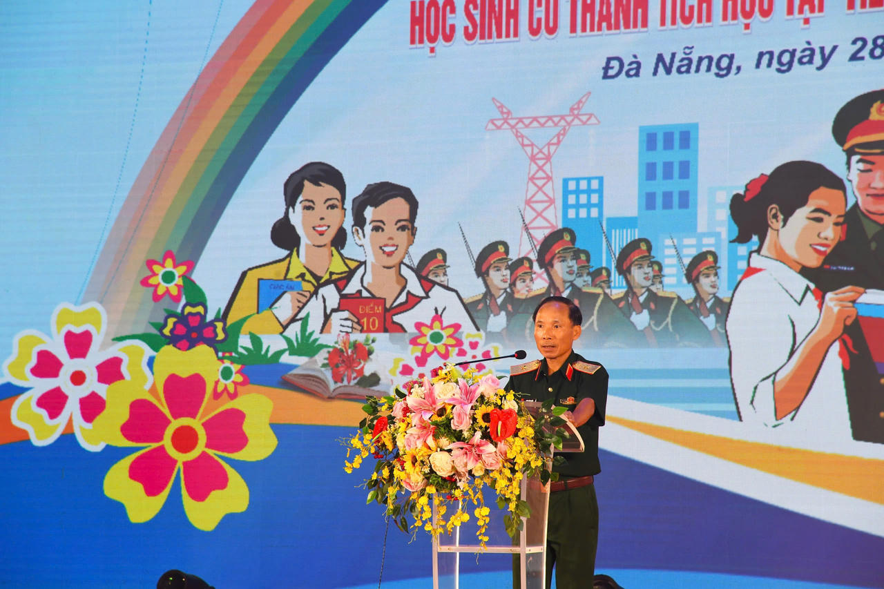 Thiếu tướng Đoàn Văn Nhất - Đảng ủy viên Quân khu, Bí thư Đảng ủy, Phó Cục trưởng Cục Chính trị Quân khu 5 phát biểu tại chương trình.