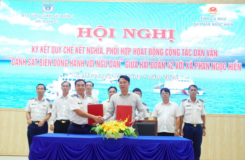 Cảnh sát biển 'sát cánh' cùng ngư dân, vun đắp nghĩa tình quân dân 