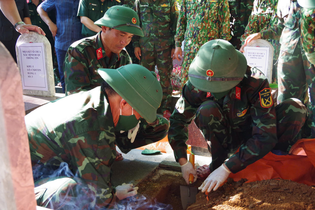 Các tổ công tác thực hiện quy trình lấy mẫu hài cốt liệt sĩ phục vụ giám định ADN tại Nghĩa trang Liệt sĩ Quốc gia Trường Sơn.