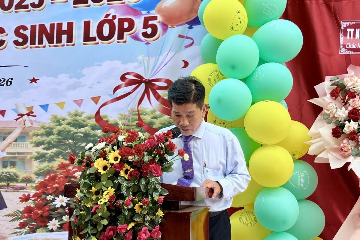 Ông Lê Chí Linh - Hiệu trưởng Trường Tiểu học A thị trấn Cái Bè phát biểu tại lễ tổng kết năm học 2025-2026
