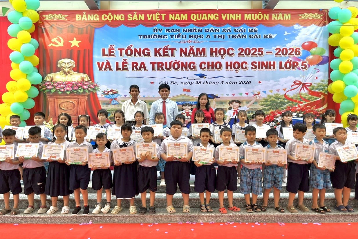 Học sinh nhận giấy khen tại lễ tổng kết năm học 2025-2026