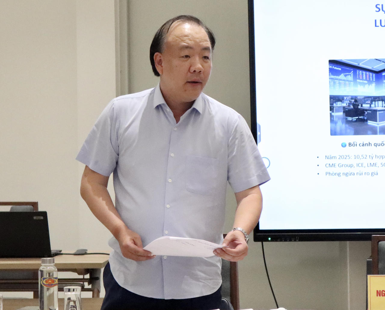 Cục trưởng Cục Quản lý và Phát triển thị trường trong nước (Bộ Công Thương) Trần Hữu Linh phát biểu tại buổi thẩm định.