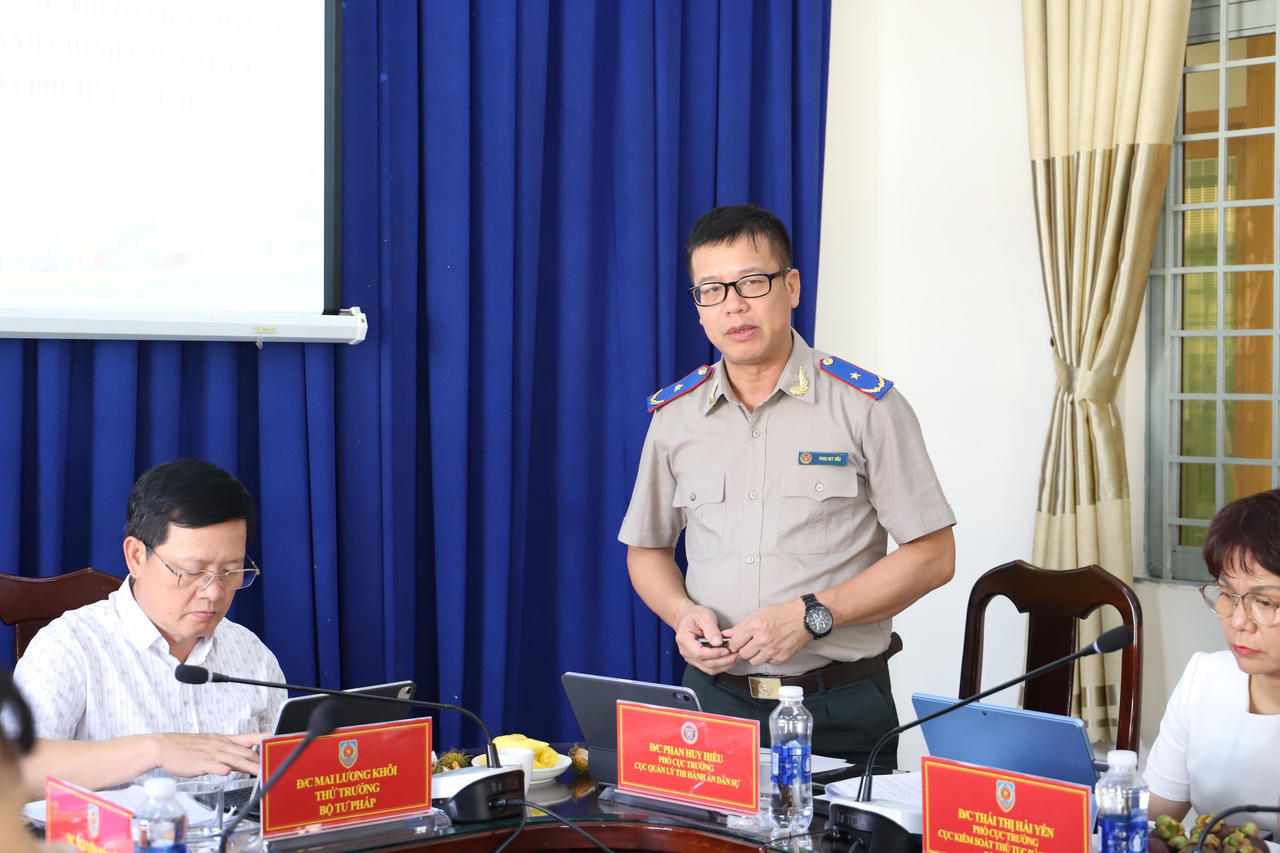 Phó Cục trưởng Cục Quản lý Thi hành án dân sự Phan Huy Hiếu phát biểu tại Phòng thi hành án dân sự khu vực 16.