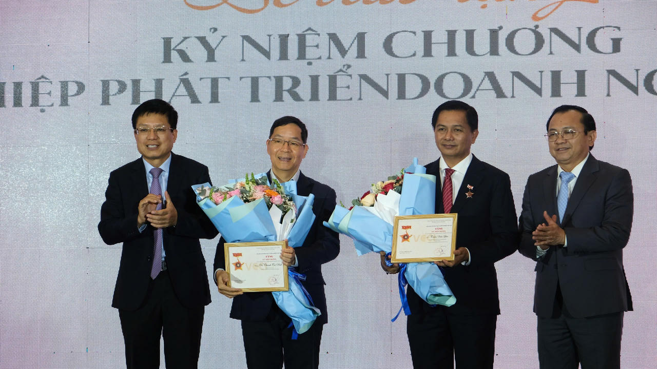 Trao tặng Kỷ niệm chương “Vì sự phát triển doanh nghiệp Việt Nam” cho các cá nhân có nhiều đóng góp trong hoạt động hỗ trợ và phát triển cộng đồng doanh nghiệp.