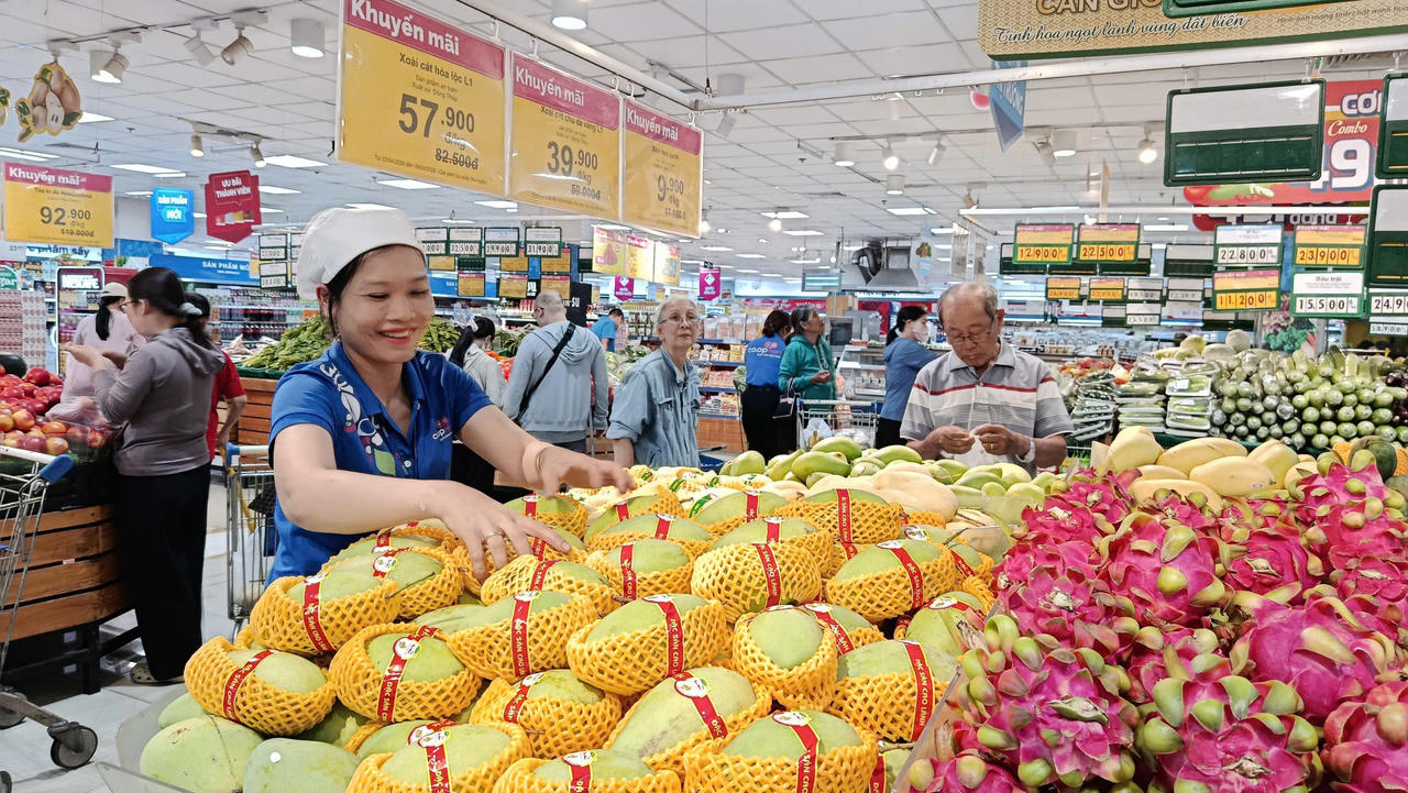 Hệ thống đang thực hiện chương trình khuyến mãi mùa hè với hàng ngàn mặt hàng nhu yếu phẩm, thực phẩm.