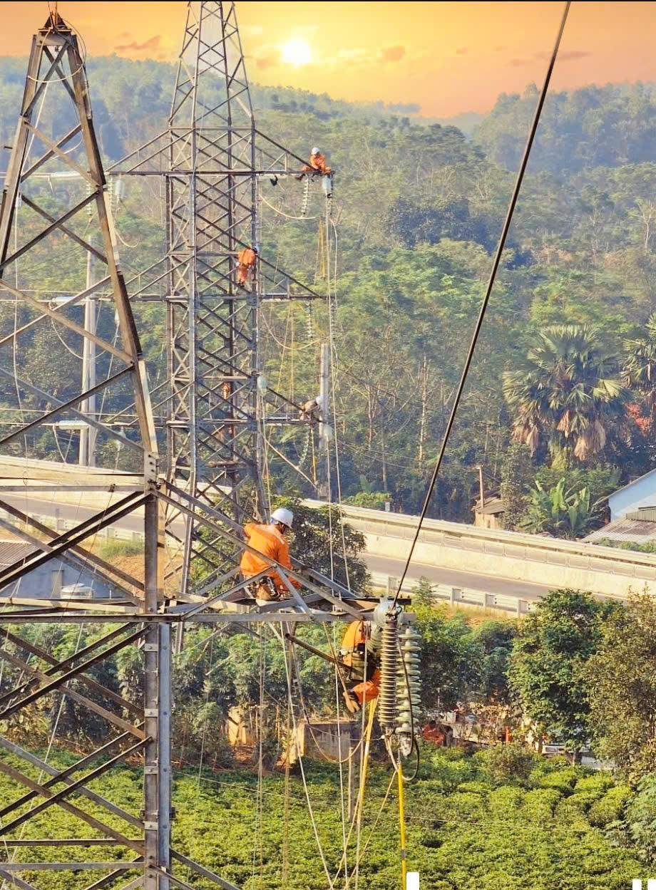 Công ty Điện lực Phú Thọ tăng cường kiểm tra lưới điện để có phương án xử lý sự cố, đảm bảo cung cấp điện an toàn, liên tục phục vụ nhân dân trên địa bàn