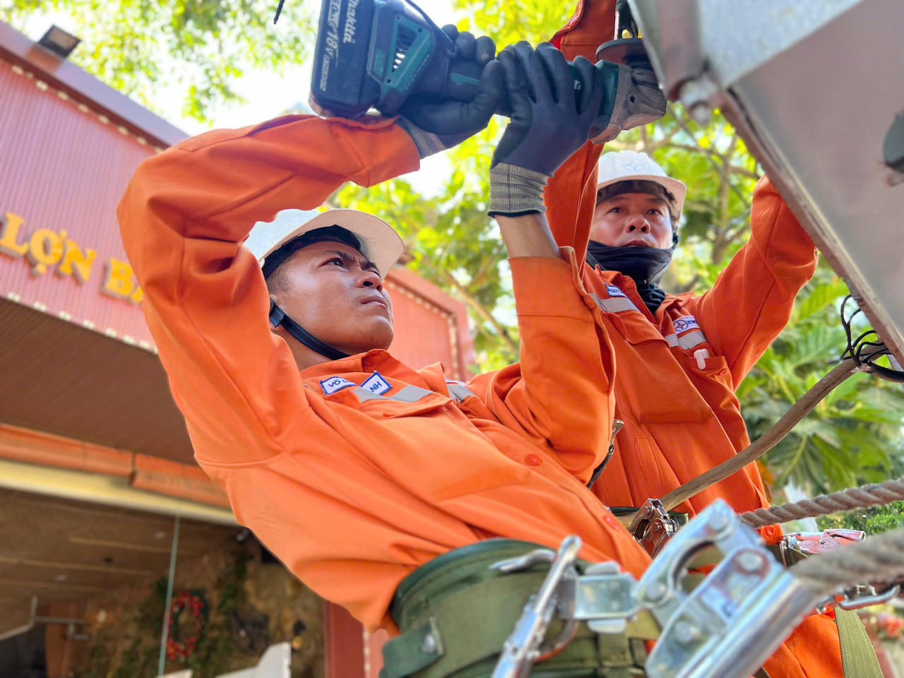 Công nhân Điện lực Đà Nẵng thi công bảo dưỡng lưới điện dưới cái nắng gay gắt.