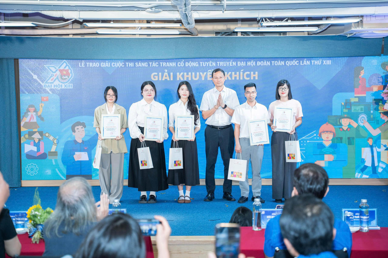 Các tác giả đạt giải trong cuộc thi (Ảnh: T.D).