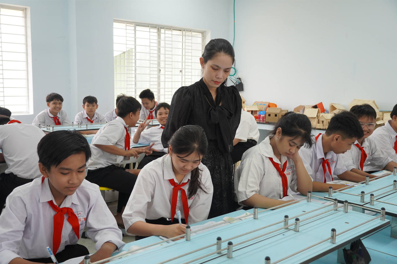 Tình trạng thiếu giáo viên ở một số môn học và cấp học vẫn còn xảy ra, nhất là tại khu vực vùng sâu, vùng xa và biên giới