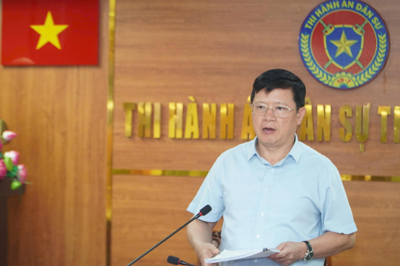 Thứ trưởng Bộ Tư pháp Mai Lương Khôi phát biểu tại buổi làm việc.