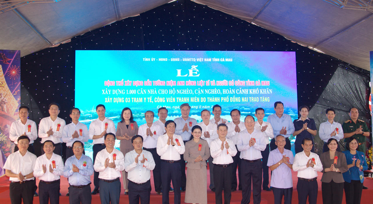 Lãnh đạo Trung ương, thành phố Đồng Nai và tỉnh Cà Mau chụp ảnh lưu niệm sau buổi lễ.