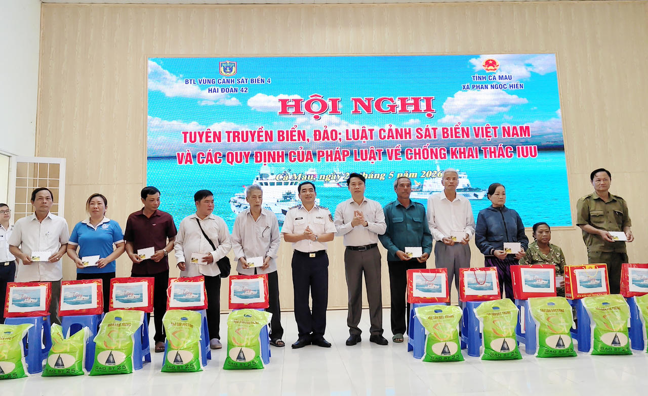 Lãnh đạo Hải đoàn 42 (Bộ Tư lệnh Vùng Cảnh sát biển 4) và lãnh đạo xã Phan Ngọc Hiển trao quà tặng các gia đình chính sách, ngư dân có hoàn cảnh khó khăn trên địa bàn.