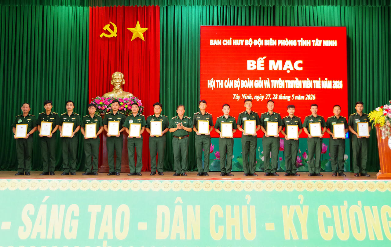 Thượng tá Lê Trọng Tình - Phó Chỉ huy trưởng Ban Chỉ huy BĐBP tỉnh trao tặng Giấy chứng nhận cán bộ Đoàn giỏi cho 15 cá nhân tham gia Hội thi