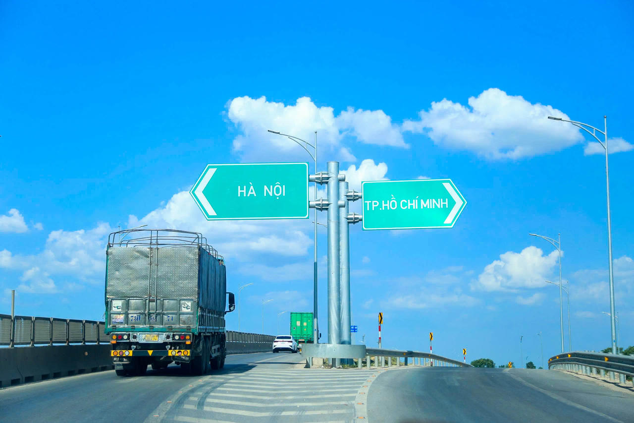 Dự án mở rộng cao tốc Cam Lộ - La Sơn: Tháo gỡ “điểm nghẽn”, tăng tốc thi công