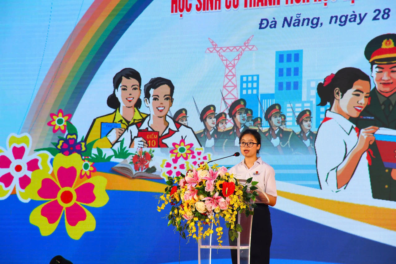Cháu Ngô Mai Khanh, học sinh lớp 9, Trường THCS Huỳnh Thúc Kháng, thành phố Đà Nẵng phát biểu cảm nghĩ tại chương trình.