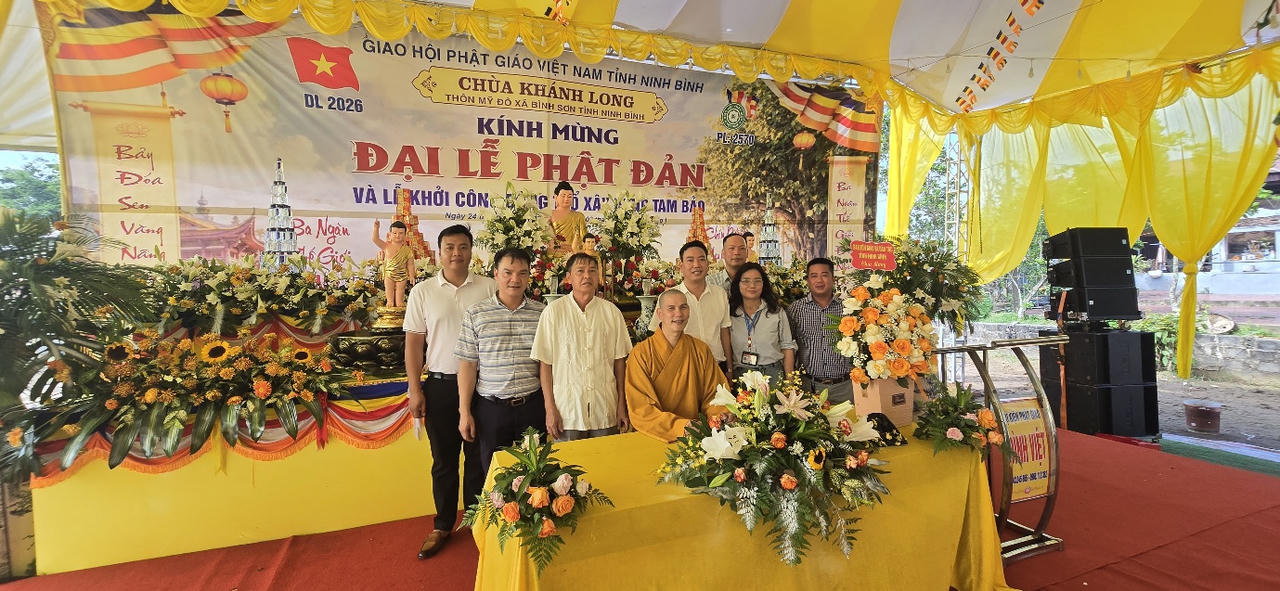 Đại đức Thích Quảng Bình cùng các Phật tử trong buổi đại lễ
