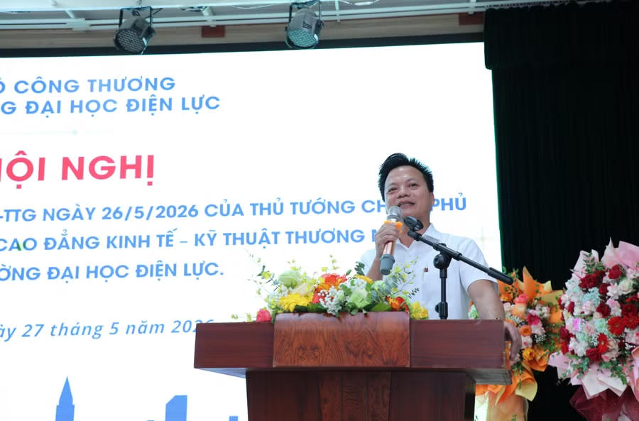 Đại diện đội ngũ cán bộ, viên chức Trường Cao đẳng Kinh tế - Kỹ thuật Thương mại (trước đây), thầy Tạ Đức Thanh phát biểu.