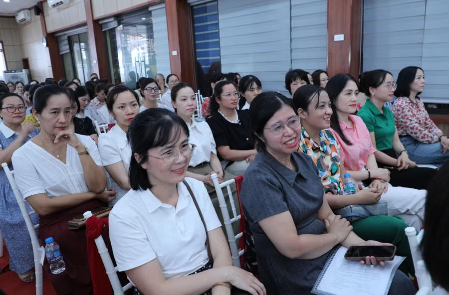 Cán bộ, giáo viên Trường Đại học Điện lực dự hội nghị.
