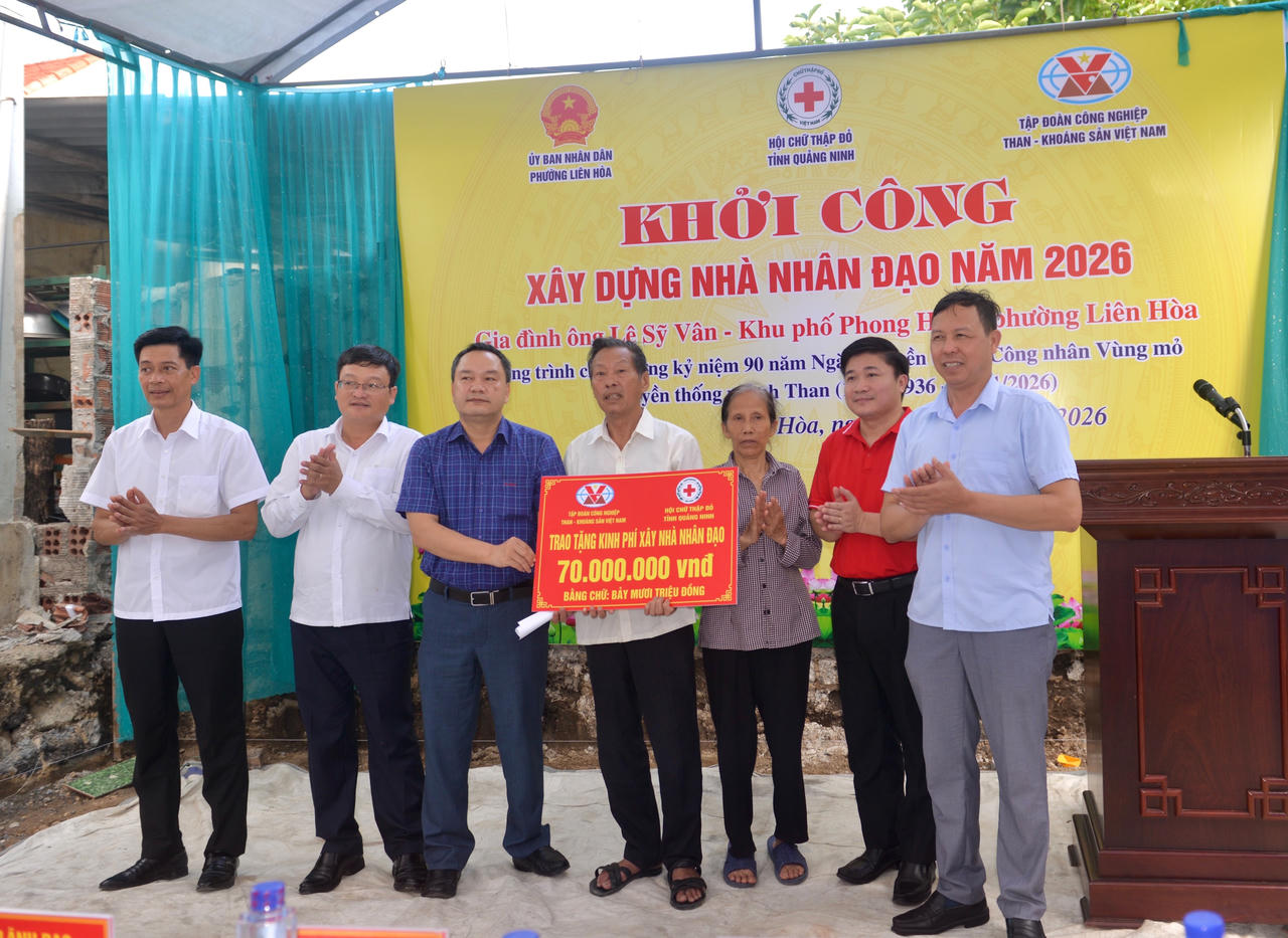 Ban Tổ chức trao kinh phí hỗ trợ 70 triệu đồng xây dựng nhà nhân đạo cho hộ ông Lê Sỹ Vân (khu phố Phong Hải 2, phường Liên Hòa, tỉnh Quảng Ninh).