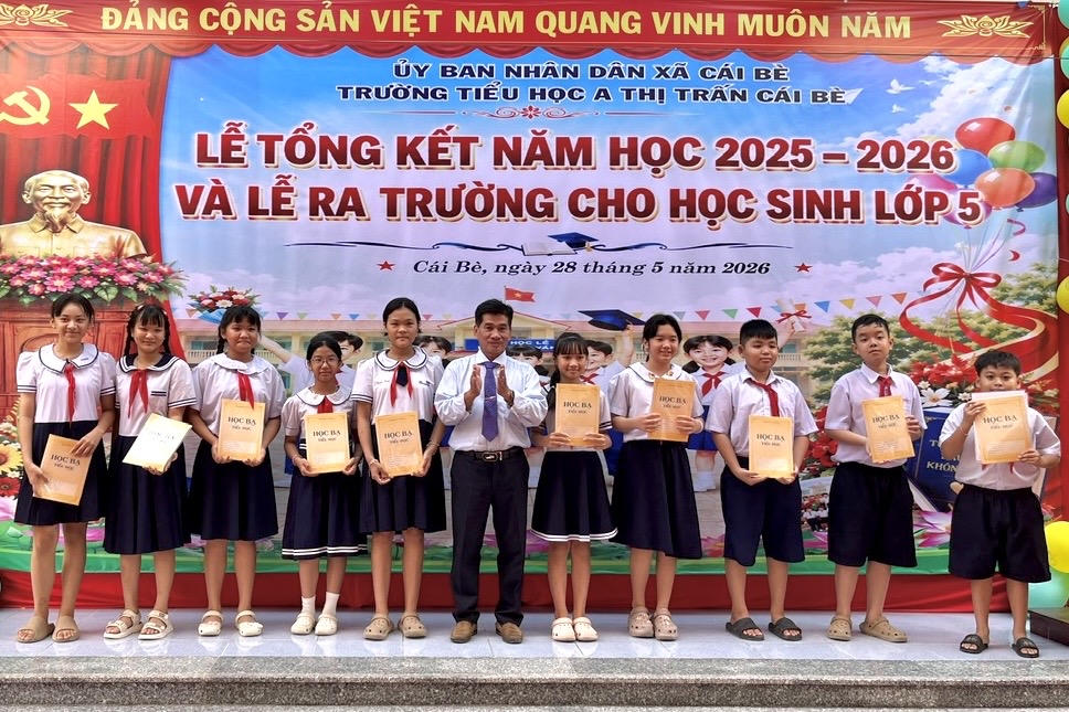 100% học sinh lớp 5 hoàn thành chương trình tiểu học