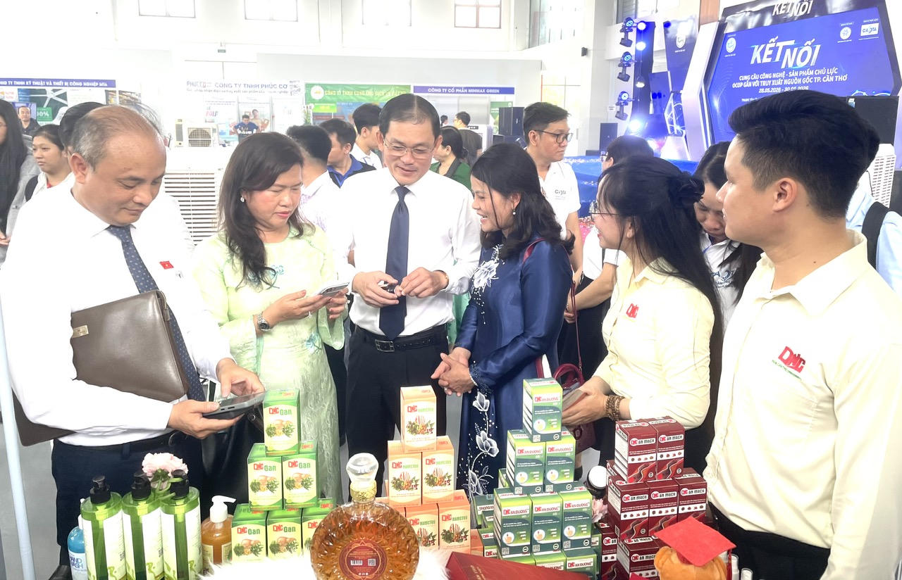 Đại biểu tham quan các gian hàng triển lãm.