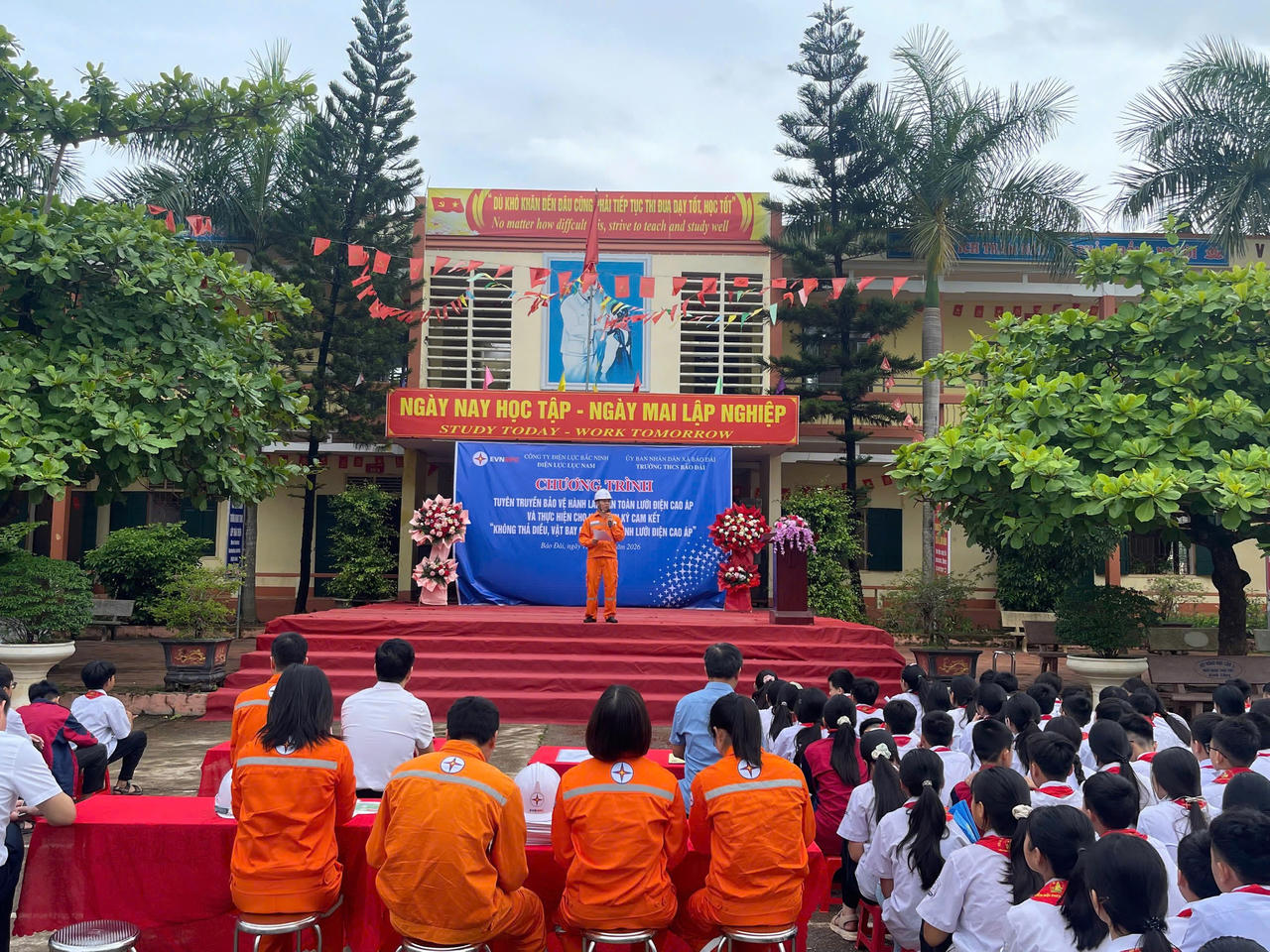 Cán bộ điện lực Hiệp Hoà tuyên truyền tại chương trình. (Ảnh: Thanh Hương)
