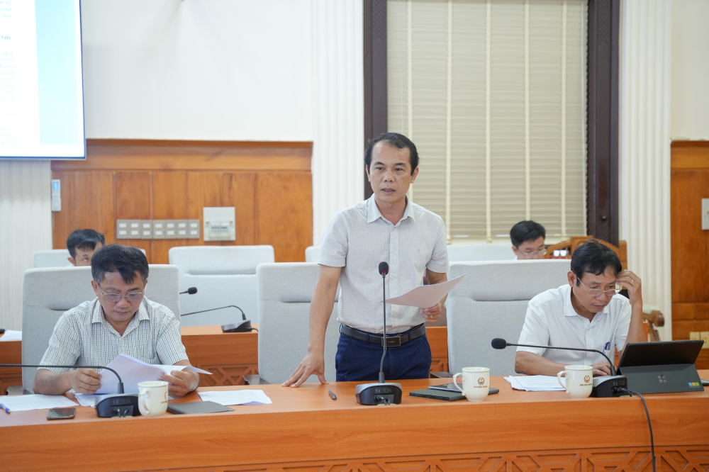 Giám đốc Sở Xây dựng Võ Lê Nhật báo cáo tại buổi làm việc.