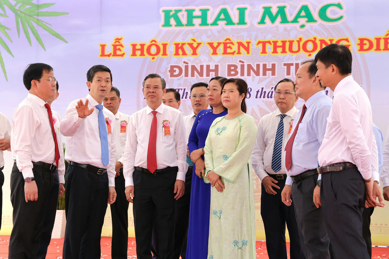 Các đại biểu tham quan và dự lễ hội.