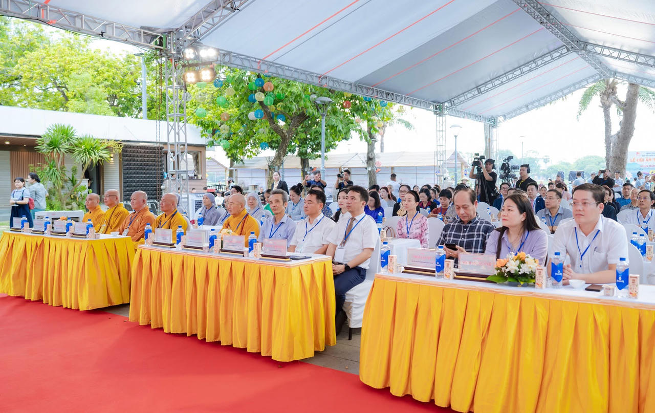 Các đại biểu dụ lễ khai mạc.