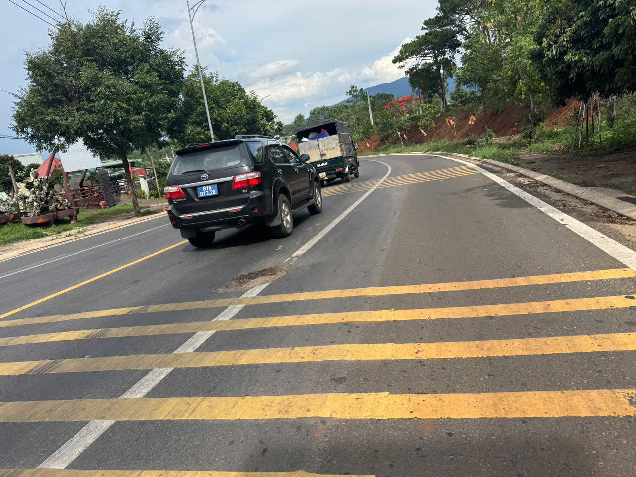 Một vài đoạn qua xã Mang Yang, mặt đường cũng bắt đầu có dấu hiệu hư hỏng cần được sửa chữa kịp thời nhằm đảm bảo an toàn cho người và phương tiện tham gia giao thông.