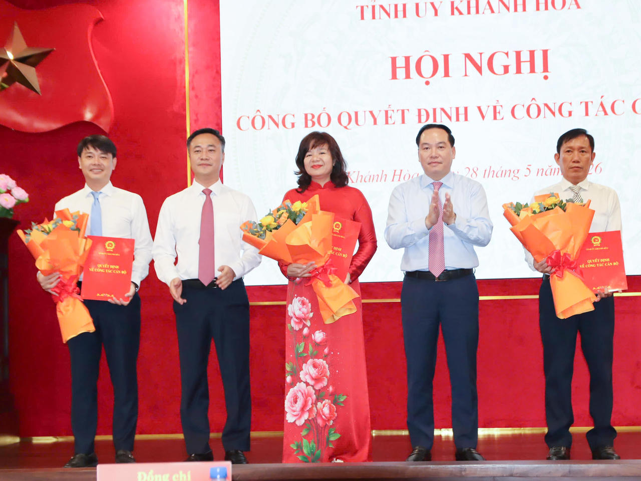 Lãnh đạo tỉnh Khánh Hòa&nbsp;trao quyết định và tặng hoa chúc mừng các ông, bà: Bùi Hoài Nam, Nguyễn Thanh Vân, Nguyễn Minh Thái.