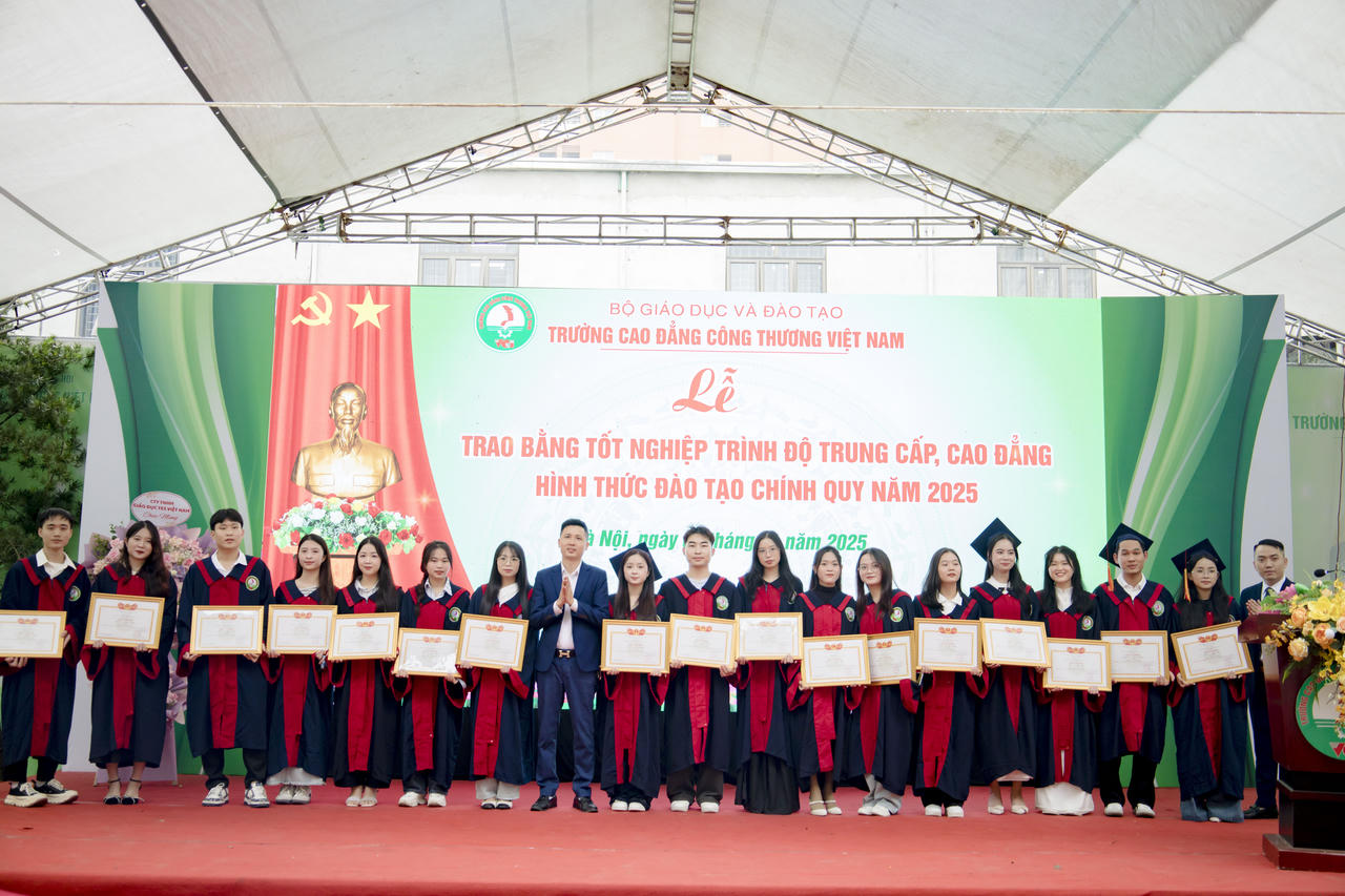 VCI trao bằng tốt nghiệp cho 776 sinh viên: Sẵn sàng hội nhập, vươn tầm quốc tế
