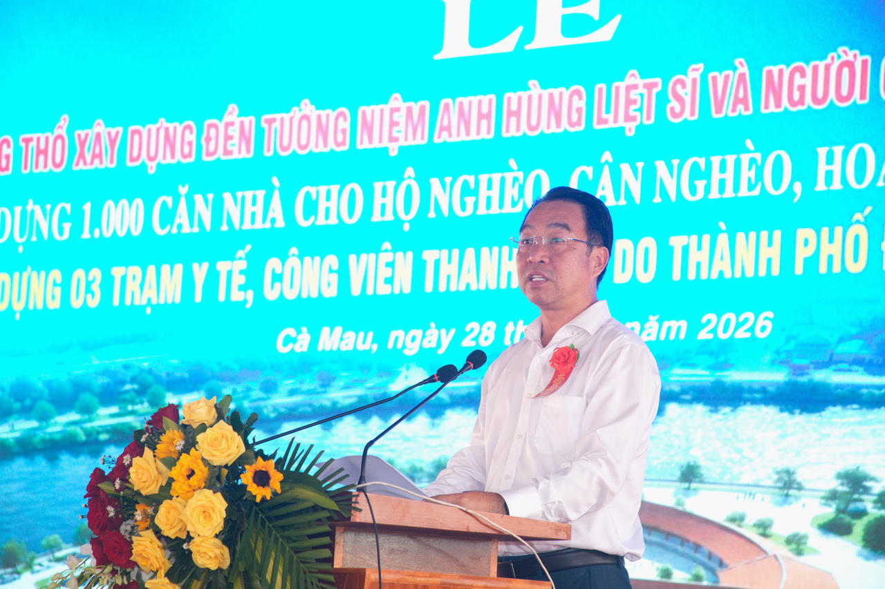 Ông Lữ Quang Ngời - Phó Bí thư Tỉnh ủy, Chủ tịch UBND tỉnh Cà Mau phát biểu nhấn mạnh ý nghĩa nhân văn của chương trình tại buổi lễ.